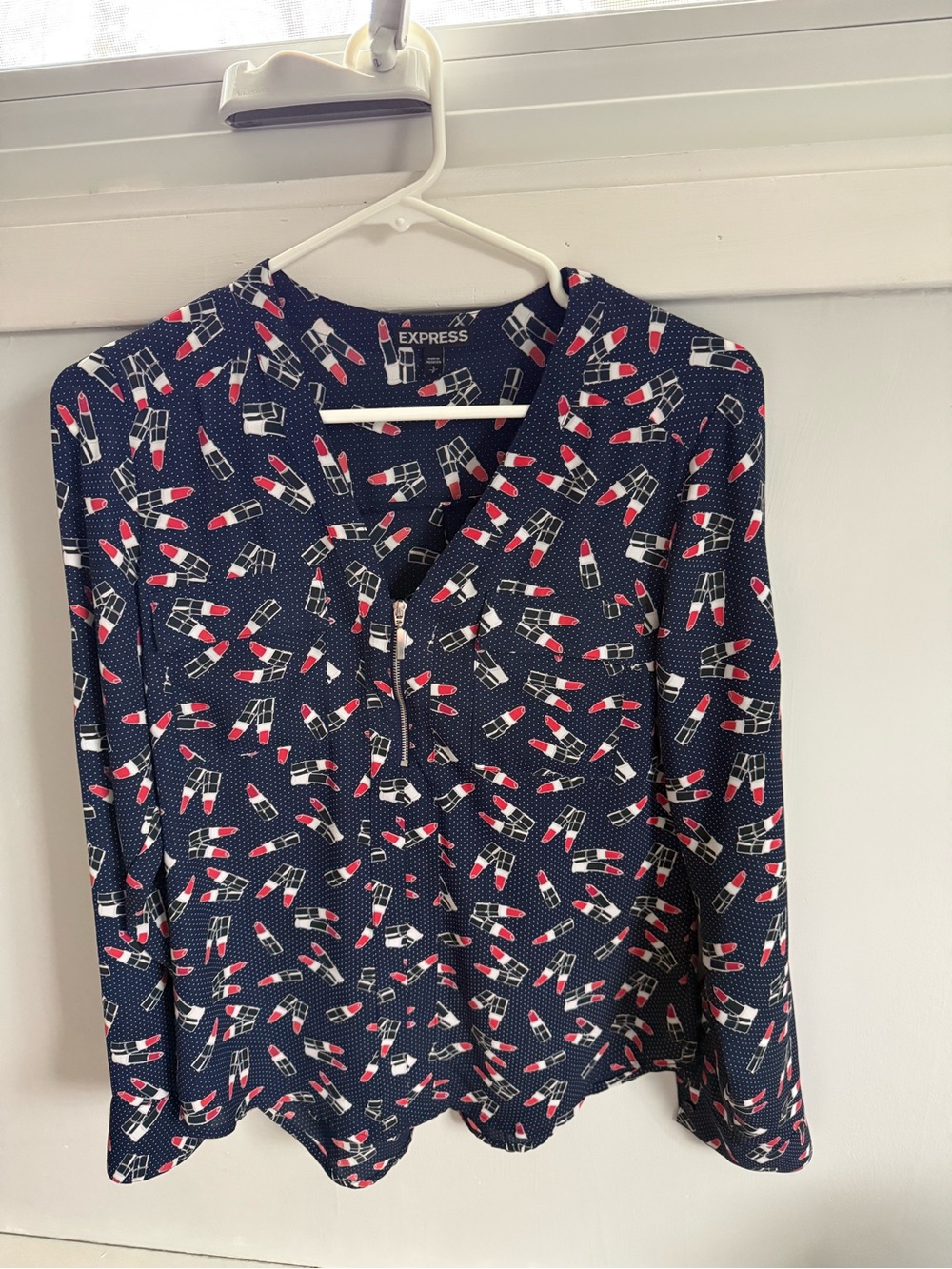Express Navy Silk-Feel Lipstick Print Blouse | Zip Front | Scalloped Hem